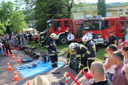 Wiślańscy strażacy w czasie pokazu sprzętu